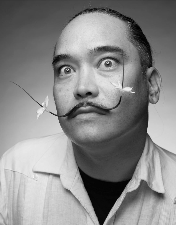 Moustache du style de Salvador Dali avec des noeuds au bout 
