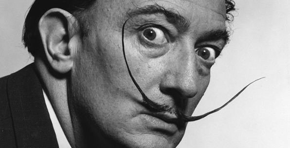 Salvador Dali et sa fameuse moustache fine et étendue
